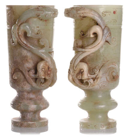 Zwei geschnitzte Jadebecher mit Spiralmuster und Dekor eines Tigers in Relief - фото 1