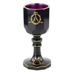 Verre d&eacute;cagonal en cristal violet &agrave; d&eacute;cor dor&eacute;. Saint-P&eacute;tersbourg, 1810. 
