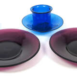 Zwei Becher mit Untersetzern und zwei Schalen aus blauem und violettem Glas - Foto 1