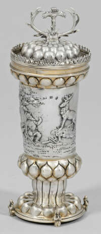 Jagdlicher Historismus-Deckelpokal Silber. Vier be… - Foto 1