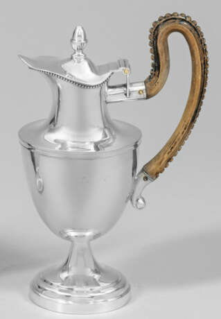Biedermeier-Schenkkanne Silber. Auf rundem Fuß ovo… - фото 1