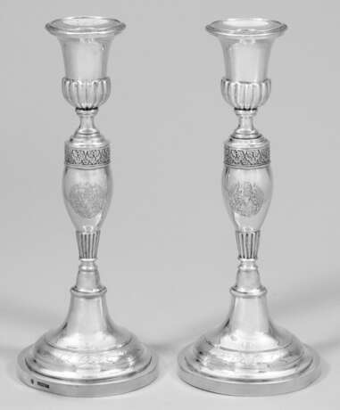Paar Biedermeier-Kerzenleuchter mit Wappengravur S… - фото 1