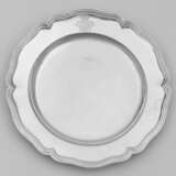 Barock-Teller mit Wappen Silber. Leicht gemuldeter… - photo 1