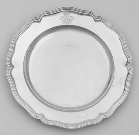 Barock-Teller mit Wappen Silber. Leicht gemuldeter… - photo 1