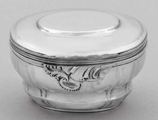 Kleine doppelwandige Rokoko-Tabatiere Silber. Oval… - photo 1