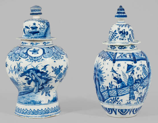Zwei Delfter Deckelvasen mit Chinoiserien und Land… - photo 1