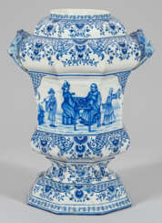 Große Vase mit Chinoiserien Fayence, sandfarbener …