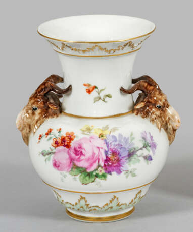 Widderkopfvase mit Blumenmalerei von Franz Aulich … - Foto 1