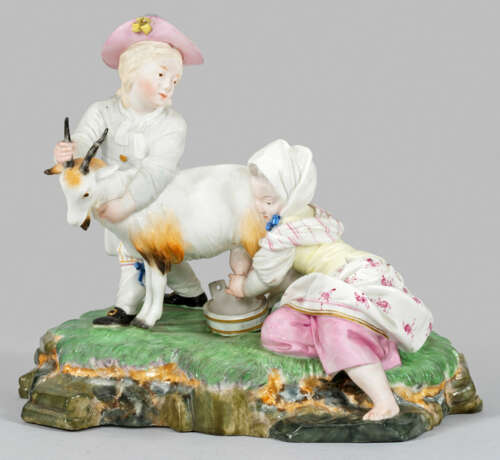 Figurengruppe "Die Ziegenmelkerin" Auf einem mit G… - Foto 1
