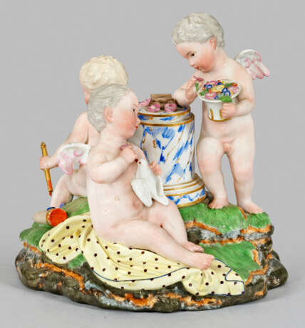 Figurengruppe Amoretten mit Opferaltar Auf oval ge… - фото 1