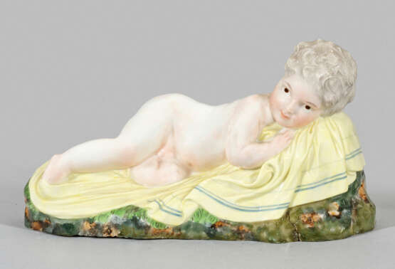 Schlafender Putto Auf unregelmäßigem Rasensockel m… - photo 1