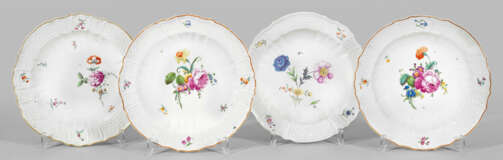 Vier Teller mit Blumendekor Runde, leicht vertieft… - photo 1