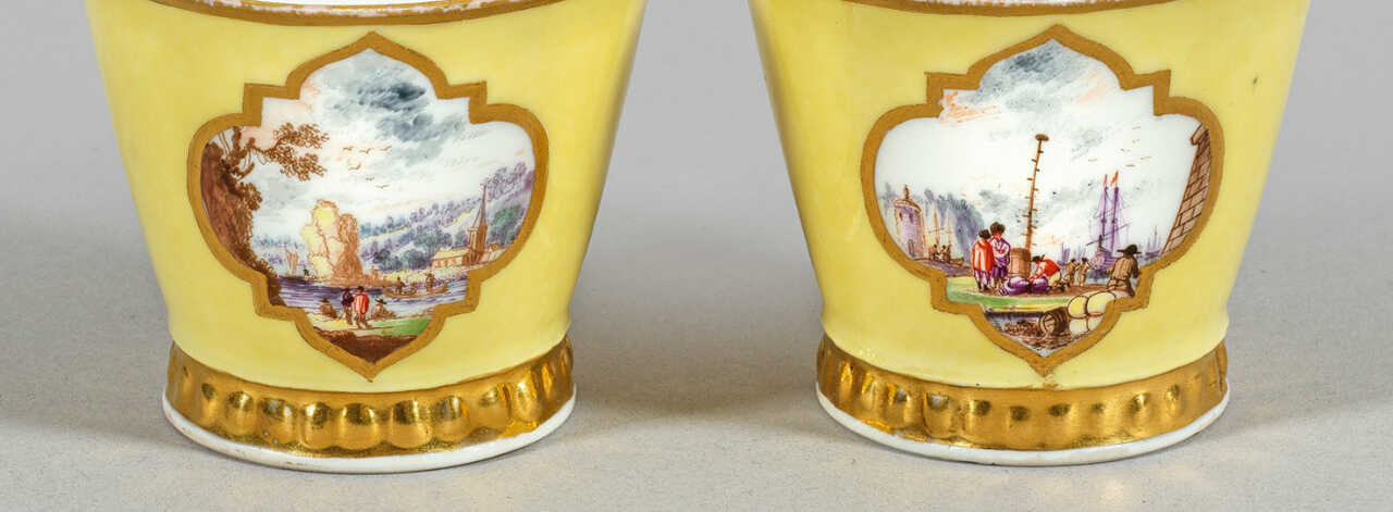 Paar kleine Meissen Becher mit Kauffahrteiszenen 