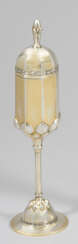 Jugendstil-Pokal Silber, vergolddet. Auf rundem, m…