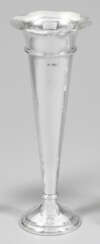 Georg V-Trompetenvase Sterlingsilber. Auf rundem F…
