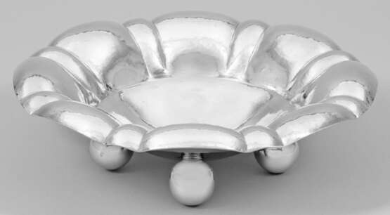 Kugelfuß-Obstschale Silber. Über vier großen Kugel… - Foto 1