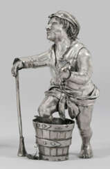 Winzer beim Keltern Silber. Figur eines Winzers, d…