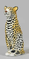 Moderne, dekorative Figur eines sitzenden Leoparde…