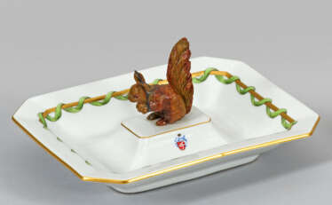 Höchster-Zierschale mit Eichhörnchenfigur von J…