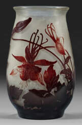 Jugendstil-Ziervase mit Akelei-Dekor von Emile Gal…