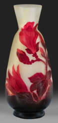 Emile Gallé-Vase mit "Magnolias"-Dekor Ins Oval ge…
