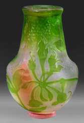Jugendstil-Ziervase mit Geißblatt-Dekor von Daum F…