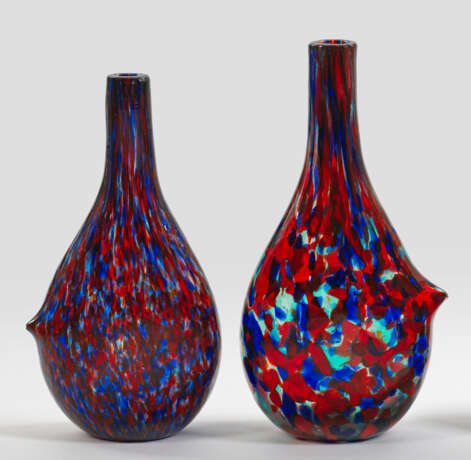 Zwei Flaschenvasen Farbloses Glas mit blauen und r… - Foto 1