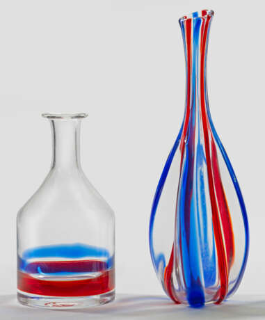 Karaffe und Vase Farbloses Glas mit roten und blau… - фото 1