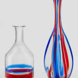Karaffe und Vase Farbloses Glas mit roten und blau… - фото 1