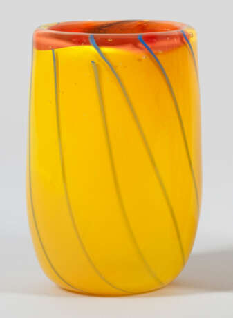 Bechervase Dickwandig. Über farblosem Glas mit gel… - photo 1