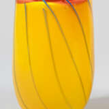 Bechervase Dickwandig. Über farblosem Glas mit gel… - photo 1