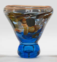 Kelchvase Farbloses Glas über buntem, von Blau ins…