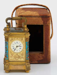 Kleine Reiseuhr im Etui Messing und mehrfarbiges E…