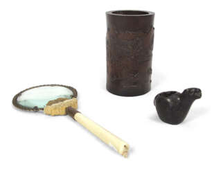 Pinselbecher aus Holz, Lupe mit Elfenbeingriff und kleines Gefäss aus Stein in Tierform
