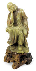 Speckstein-Figur des sitzenden Luohans
