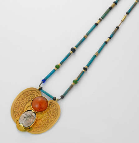 Ägyptisierendes Collier mit Skarabäus-Anhänger Gel… - photo 1