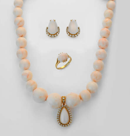 Engelshaut-Korallen-Parure Collier, Paar Ohrclips … - photo 1