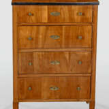 Biedermeier-Pfeilerkommode Kirschbaum, furniert un… - фото 1