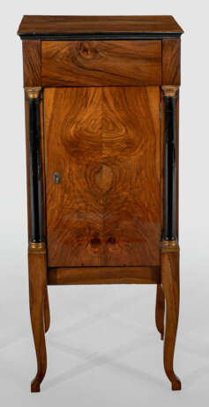 Biedermeier-Pfeilerschränkchen Nussbaum, furniert … - photo 1
