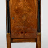 Biedermeier-Pfeilerschränkchen Nussbaum, furniert … - photo 1