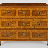 Louis XVI-Kommode Nussbaum und Nussbaummaser, furn… - Foto 1