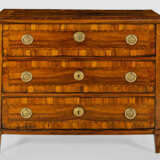 Louis XVI-Kommode Nussbaum, furniert sowie Einlage… - Foto 1