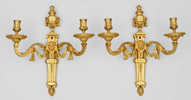 Paar Louis XVI-Wandappliken 2-flg.; Bronze, feuerv…