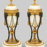 Paar feine Louis XVI-Cassolettes 1-flg.; Bronze, z… - фото 1