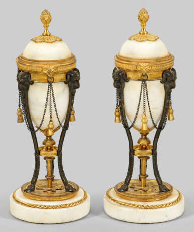 Paar feine Louis XVI-Cassolettes 1-flg.; Bronze, z… - фото 1