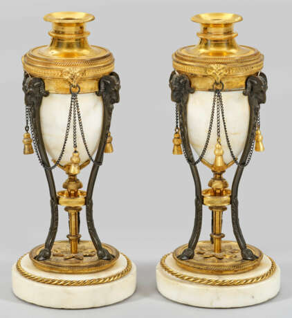 Paar feine Louis XVI-Cassolettes 1-flg.; Bronze, z… - фото 2