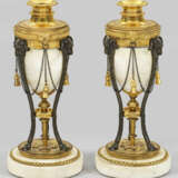 Paar feine Louis XVI-Cassolettes 1-flg.; Bronze, z… - фото 2