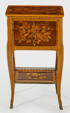 Louis XV-Beistelltischchen Rosenholz, furniert sow… - Foto 2