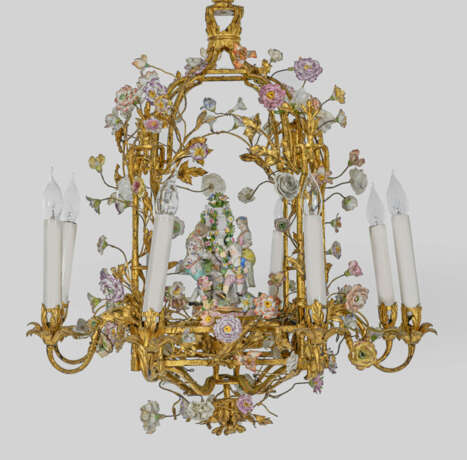 Großer Louis XV-Deckenlüster mit Vincennes-Blüten … - фото 1
