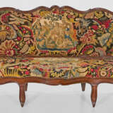 Großes Louis XV-Canapé Nussbaum. Passig geschweift… - photo 1